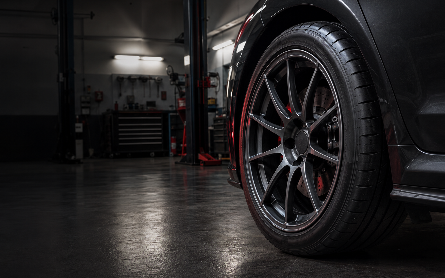 Voiture sportive dans l'atelier AutoKatana